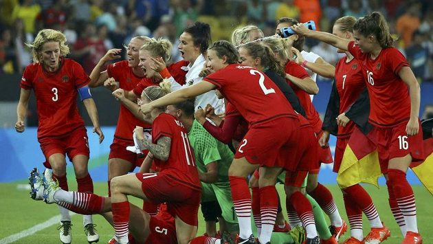 Německé fotbalistky zdolaly Švédky a slaví historicky první zlato na OH. Německé fotbalistky zdolaly Švédky a slaví historicky první zlato na OH.