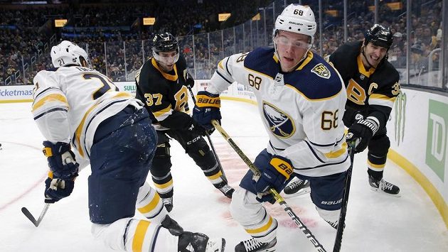 Victor Olofsson (č. 68) z Buffala v utkání NHL proti Bostonu. Victor Olofsson (č. 68) z Buffala v utkání NHL proti Bostonu.