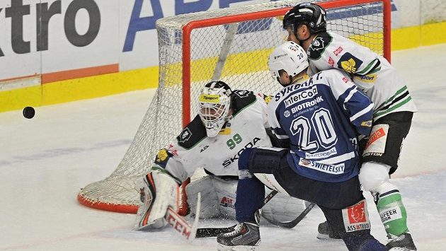 Plzeňský útočník Tomáš Sýkora (uprostřed) v souboji s mladoboleslavským obráncem Václavem Kočím. Vlevo je gólman Středočechů Martin Růžička. Plzeňský útočník Tomáš Sýkora (uprostřed) v souboji s mladoboleslavským obráncem Václavem Kočím. Vlevo je gólman Středočechů Martin Růžička.
