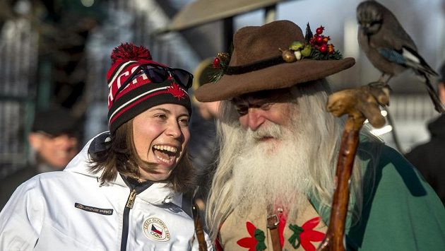 Eva Samková (vlevo) a Krakonoš na přivítání olympioniků ve Vrchlabí. Eva Samková (vlevo) a Krakonoš na přivítání olympioniků ve Vrchlabí.