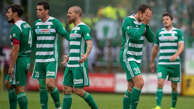 Hráči Bohemians zleva Josef Jindřišek, Jakub Rada, David Bartek, Jakub Podaný a Milan Havel během utkání s Českými Budějovicemi. Hráči Bohemians zleva Josef Jindřišek, Jakub Rada, David Bartek, Jakub Podaný a Milan Havel během utkání s Českými Budějovicemi.