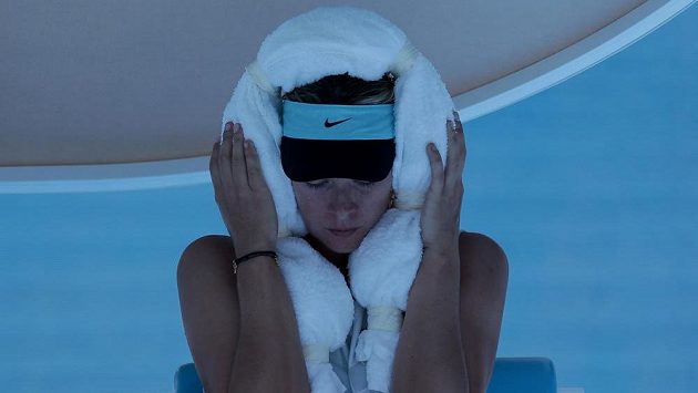 Ruska Maria Šarapovová si chladí hlavu v utkání proti Karin Knappové na Australian Open. Ruska Maria Šarapovová si chladí hlavu v utkání proti Karin Knappové na Australian Open.
