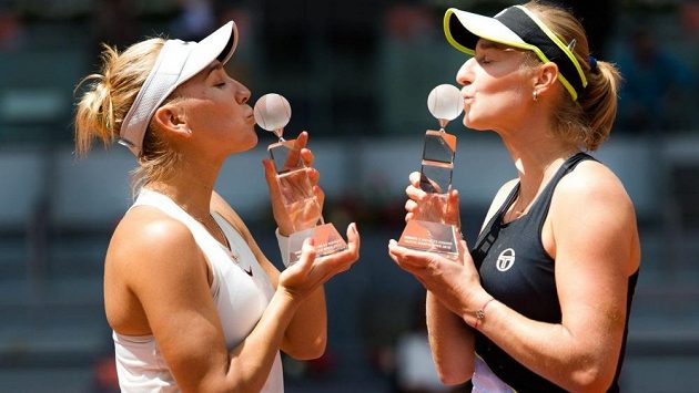 Jekatěrina Makarovová (vpravo) a Jelena Vesninová slaví triumf v deblu na turnaji v Madridu. Jekatěrina Makarovová (vpravo) a Jelena Vesninová slaví triumf v deblu na turnaji v Madridu.