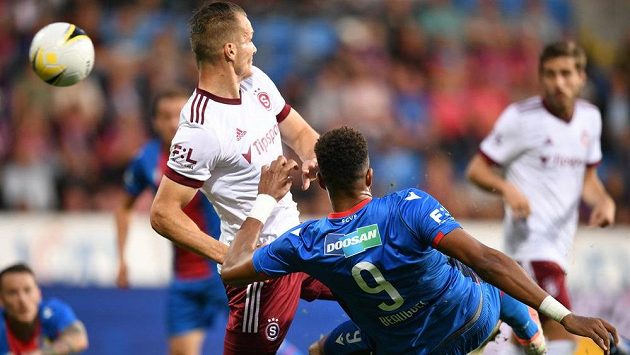 Plzeňský střelec Beauguel dává gól přes obránce Sparty Štetinu. Plzeňský střelec Beauguel dává gól přes obránce Sparty Štetinu.