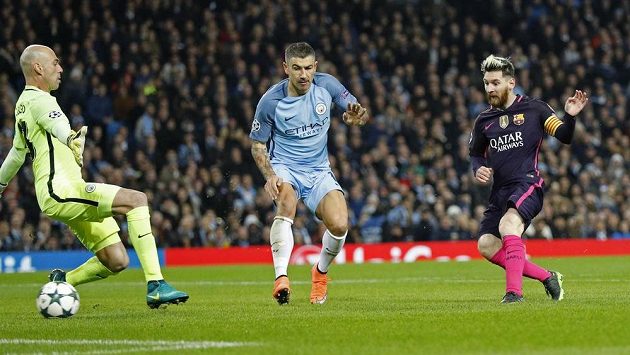 Lionel Messi (vpravo) překonává Wilfreda Caballera a posílá Barcelonu do vedení v utkání proti Manchesteru City. Ilustrační snímek. Lionel Messi (vpravo) překonává Wilfreda Caballera a posílá Barcelonu do vedení v utkání proti Manchesteru City. Ilustrační snímek.