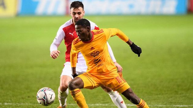 David Hovorka ze Slavie Praha a Sunday Faleye z Dukly Praha během utkání 3. kola MOL Cupu. David Hovorka ze Slavie Praha a Sunday Faleye z Dukly Praha během utkání 3. kola MOL Cupu.