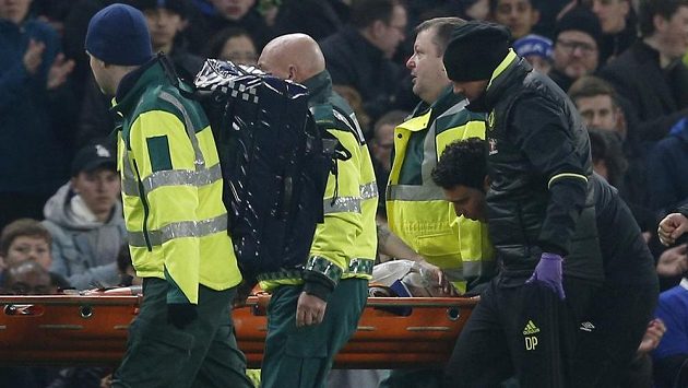 Chvilka hrůzy na Stamford Bridge. Ryan Mason z Hullu po srážce s Cahillem opustil hřiště na nosítkách a s kyslíkovou maskou. Chvilka hrůzy na Stamford Bridge. Ryan Mason z Hullu po srážce s Cahillem opustil hřiště na nosítkách a s kyslíkovou maskou.