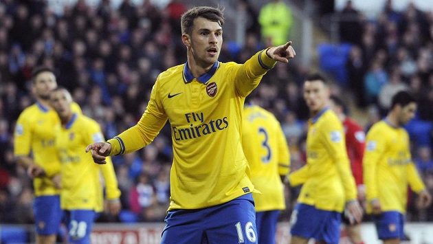 Záložník Arsenalu Aaron Ramsey během utkání v Cardiffu. Záložník Arsenalu Aaron Ramsey během utkání v Cardiffu.