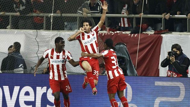 Záložník Olympiakosu Pireus Alejandro Dominguez (uprostřed) slaví se spoluhráčem Joelem Campbellem (vlevo) a Leandrem Salinem gól v síti Manchesteru United. Záložník Olympiakosu Pireus Alejandro Dominguez (uprostřed) slaví se spoluhráčem Joelem Campbellem (vlevo) a Leandrem Salinem gól v síti Manchesteru United.