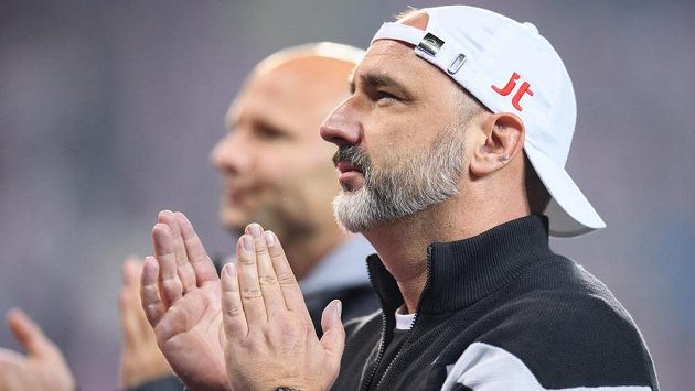 Trenér Slavie Praha Jindřich Trpišovský po utkání s Barcelonou děkuje fanouškům. Trenér Slavie Praha Jindřich Trpišovský po utkání s Barcelonou děkuje fanouškům.