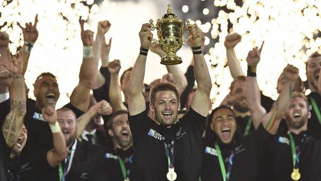 Kapitán All Blacks Richie McCaw třímá v rukou pohár pro (staro)nové mistry světa. Kapitán All Blacks Richie McCaw třímá v rukou pohár pro (staro)nové mistry světa.