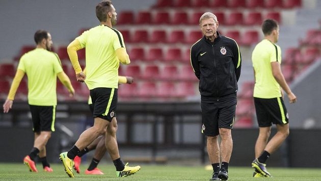 Trenér Sparty Praha Zdeněk Ščasný během tréninku před úvodním utkáním play off Evropské ligy s Thunem. Trenér Sparty Praha Zdeněk Ščasný během tréninku před úvodním utkáním play off Evropské ligy s Thunem.
