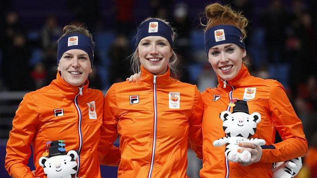 Nizozemská dominance v olympijském závodě rychlobruslařek na 3000 metrů. Na snímku stříbrná Ireen Wüstová, uprostřed Carlijn Achtereekteová a bronzová Antoinette de Jongová. Nizozemská dominance v olympijském závodě rychlobruslařek na 3000 metrů. Na snímku stříbrná Ireen Wüstová, uprostřed Carlijn Achtereekteová a bronzová Antoinette de Jongová.