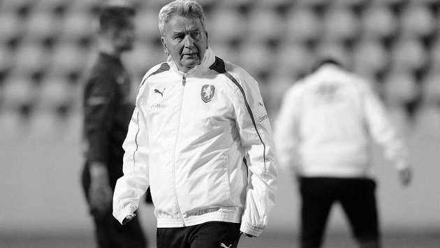Trenér Josef Pešice během tréninku české fotbalové reprezentace před přátelským utkáním s Kanadou. Trenér Josef Pešice během tréninku české fotbalové reprezentace před přátelským utkáním s Kanadou.