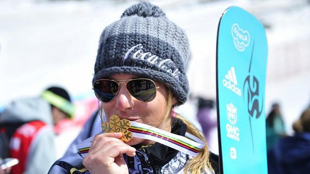 Snowboardistka Ester Ledecká a její radost ze zlaté medaile. Snowboardistka Ester Ledecká a její radost ze zlaté medaile.