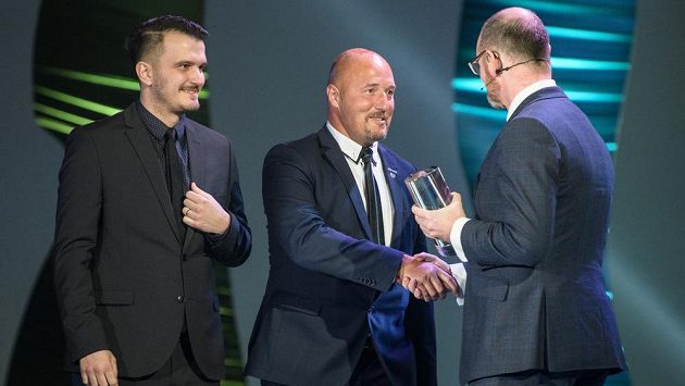 Manažer reprezentace malého fotbalu Luděk Zelenka (uprostřed) přebírá trofej pro nejlepší tým během slavnostního vyhlášení ankety Klubu sportovních novinářů Sportovec roku v hotelu Hilton v Praze. Manažer reprezentace malého fotbalu Luděk Zelenka (uprostřed) přebírá trofej pro nejlepší tým během slavnostního vyhlášení ankety Klubu sportovních novinářů Sportovec roku v hotelu Hilton v Praze.