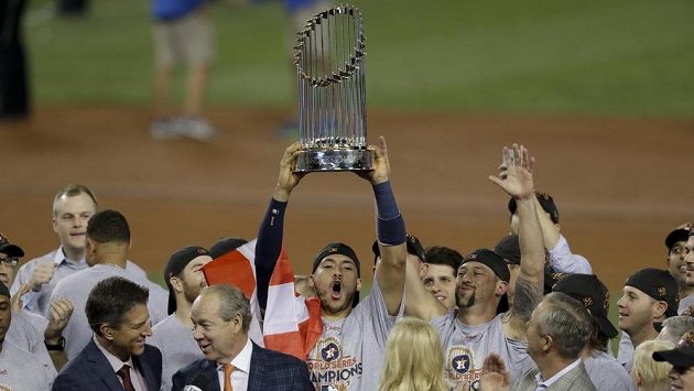 Baseballisté Houstonu Astros poprvé v pětapadesátileté historii klubu ovládli zámořskou MLB. V sedmém utkání finále zdolali v Los Angeles domácí Dodgers 5:1 a Světovou sérii vyhráli 4:3. Baseballisté Houstonu Astros poprvé v pětapadesátileté historii klubu ovládli zámořskou MLB. V sedmém utkání finále zdolali v Los Angeles domácí Dodgers 5:1 a Světovou sérii vyhráli 4:3.