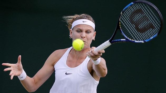 Lucie Šafářová (na snímku) v napínavém zápase udolala Slovenku Janu Čepelovou a postoupila do čtvrtého kola Wimbledonu. Lucie Šafářová (na snímku) v napínavém zápase udolala Slovenku Janu Čepelovou a postoupila do čtvrtého kola Wimbledonu.
