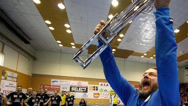 Plzeňský brankář Radek Motlík oslavuje po sérii s Lovosicemi vítězství v házenklářské extralize Plzeňský brankář Radek Motlík oslavuje po sérii s Lovosicemi vítězství v házenklářské extralize