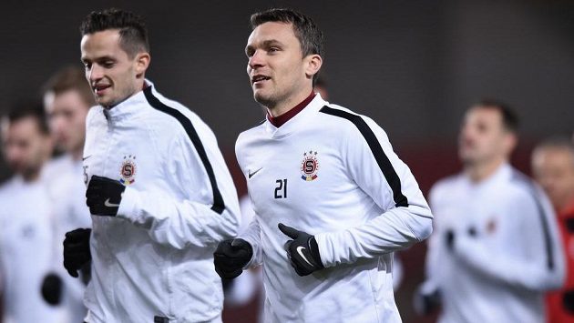 Sparťanští fotbalisté David Lafata (21) a Mario Holek. Sparťanští fotbalisté David Lafata (21) a Mario Holek.