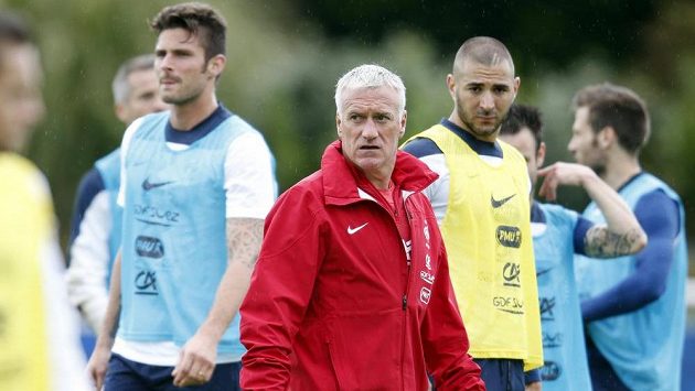Trenér Francie Didier Deschamps (uprostřed) cna tréninku se svými svěřenci Olivierem Giroudem (vlevo) a Karimem Benzemou. Trenér Francie Didier Deschamps (uprostřed) cna tréninku se svými svěřenci Olivierem Giroudem (vlevo) a Karimem Benzemou.