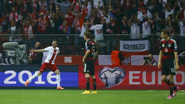 Arkadiusz Milik (vlevo) z Polska se raduje ze své branky proti Německu. Arkadiusz Milik (vlevo) z Polska se raduje ze své branky proti Německu.
