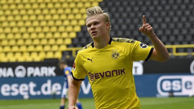 Dortmundský Erling Haaland se raduje po gólu proti Schalke. Dortmundský Erling Haaland se raduje po gólu proti Schalke.