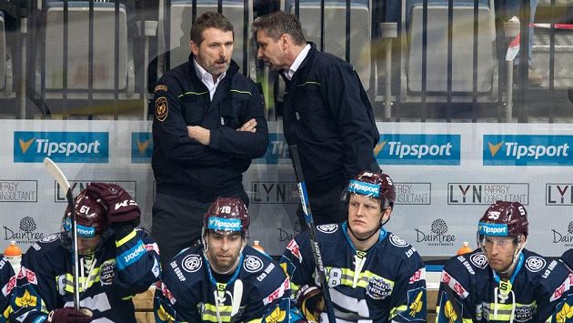Patrik Martinec (vlevo) může dát trenérovi českých hokejistů Josefu Jandačovi dost informací o prvním soupeři Čechů na olympiádě. Oba muži se už potkali během angažmá v pražské Spartě. Patrik Martinec (vlevo) může dát trenérovi českých hokejistů Josefu Jandačovi dost informací o prvním soupeři Čechů na olympiádě. Oba muži se už potkali během angažmá v pražské Spartě.