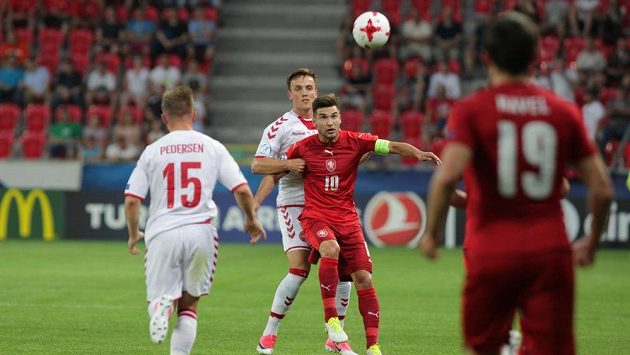 Český fotbalista Michal Trávník (10) bojuje o míč v duelu s Dány na ME do 21 let. Český fotbalista Michal Trávník (10) bojuje o míč v duelu s Dány na ME do 21 let.
