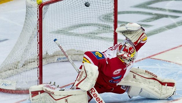 Brankář Slavie Dominik Furch inkasuje. Častý extraligový obrázek. Brankář Slavie Dominik Furch inkasuje. Častý extraligový obrázek.