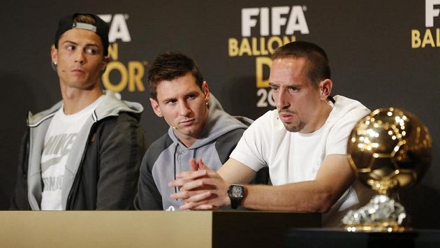 Trojice nominovaných fotbalistů na Zlatý míč za rok 2013. Zleva vítěz Cristiano Ronaldo, Lionel Messi a zklamaný Franck Ribéry. Trojice nominovaných fotbalistů na Zlatý míč za rok 2013. Zleva vítěz Cristiano Ronaldo, Lionel Messi a zklamaný Franck Ribéry.
