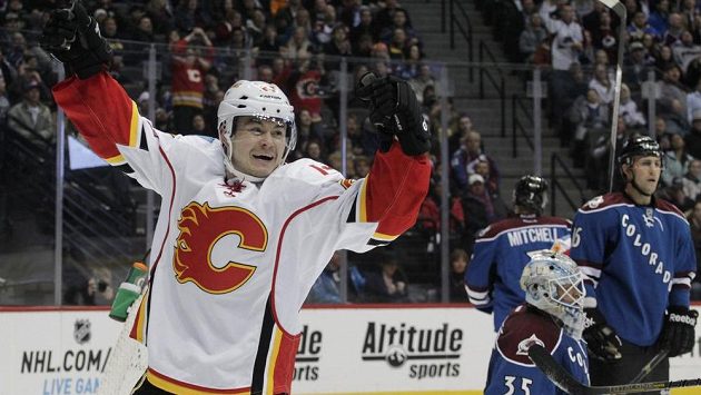 Útočník Calgary Flames Jiří Hudler (24) slaví svůj gól proti Coloradu. Útočník Calgary Flames Jiří Hudler (24) slaví svůj gól proti Coloradu.