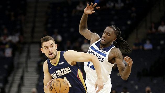 Basketbalista New Orleans Pelicans Tomáš Satoranský (31) v souboji s hráčem Minnesoty Timberwolves Taureanem Princem (12). Basketbalista New Orleans Pelicans Tomáš Satoranský (31) v souboji s hráčem Minnesoty Timberwolves Taureanem Princem (12).