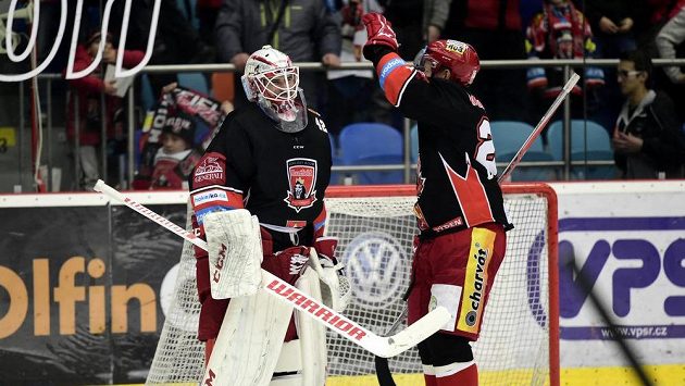 Hradecký brankář Patrik Rybár oslavuje s Andrisem Džerinšem vítězství nad Kometou. Hradecký brankář Patrik Rybár oslavuje s Andrisem Džerinšem vítězství nad Kometou.