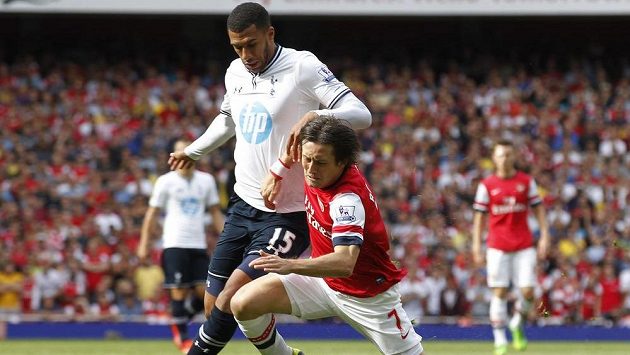 Tomáš Rosický z Arsenalu (vpravo) padá po souboji s Etiennem Capouem z Tottenhamu. Tomáš Rosický z Arsenalu (vpravo) padá po souboji s Etiennem Capouem z Tottenhamu.