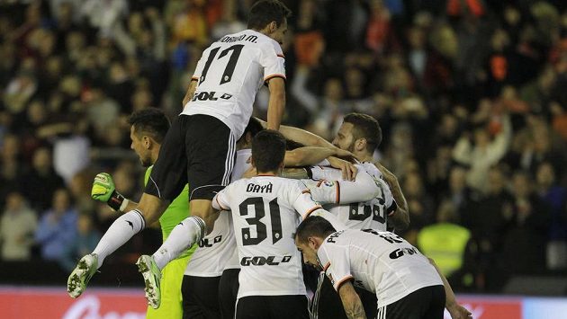 Fotbalisté Valencie se radují z vítězství nad Realem Madrid. Na stadiónu Mestalla ukončili sérii 22 vyhraných soutěžních zápasů Bílého baletu. Fotbalisté Valencie se radují z vítězství nad Realem Madrid. Na stadiónu Mestalla ukončili sérii 22 vyhraných soutěžních zápasů Bílého baletu.