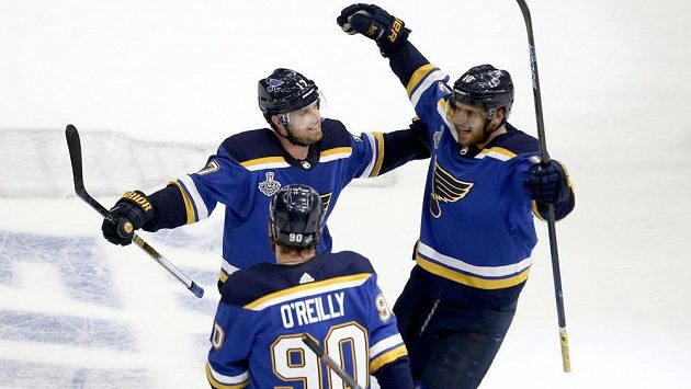 Brayden Schenn (10) se raduje z gólu proti Bostonu, na snímku jsou i další hráči St. Louis, Jaden Schwartz (17) a Ryan O'Reilly (90). Brayden Schenn (10) se raduje z gólu proti Bostonu, na snímku jsou i další hráči St. Louis, Jaden Schwartz (17) a Ryan O'Reilly (90).