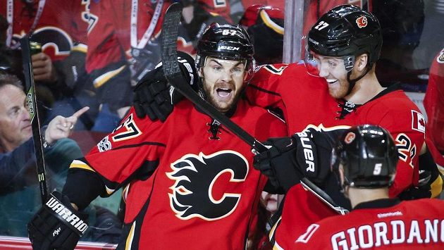 Český útočník Calgary Flames Michael Frolík (vlevo) slaví gól, který vstřelil do sítě New York Islanders v utkání NHL. Český útočník Calgary Flames Michael Frolík (vlevo) slaví gól, který vstřelil do sítě New York Islanders v utkání NHL.