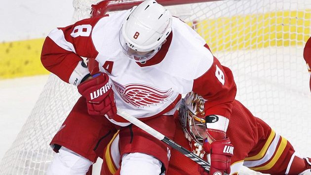 Hokejisté Detroitu Red Wings českého gólmana Calgary Davida Ritticha nešetřili. Před brankou jej atakuje Justin Abdelkader (8). Hokejisté Detroitu Red Wings českého gólmana Calgary Davida Ritticha nešetřili. Před brankou jej atakuje Justin Abdelkader (8).