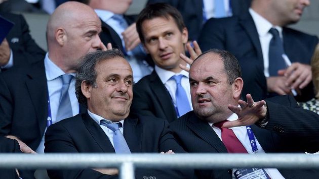 Předseda FAČR Miroslav Pelta (vpravo) a dnes již suspendovaný šéf evropského fotbalu Michel Platini v Edenu při finále ME hráčů do 21 let. Předseda FAČR Miroslav Pelta (vpravo) a dnes již suspendovaný šéf evropského fotbalu Michel Platini v Edenu při finále ME hráčů do 21 let.