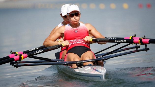 Polský dvojskif Magdalena Fularczyková-Kozlowská a Natalia Madajová na trati. Polský dvojskif Magdalena Fularczyková-Kozlowská a Natalia Madajová na trati.