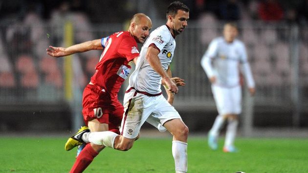 Záložník Sparty Praha Josef Hušbauer (vlevo) a brněnský záložník Pavel Mezlík během utkání Gambrinus ligy. Záložník Sparty Praha Josef Hušbauer (vlevo) a brněnský záložník Pavel Mezlík během utkání Gambrinus ligy.