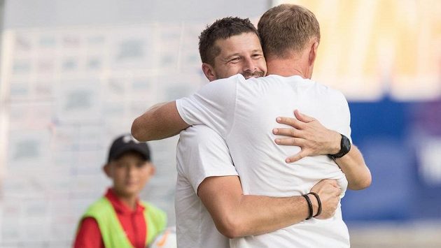 Trenéři Brna Richard Dostálek (zády) a Lukáš Přerost oslavují vítězství nad Spartou. Trenéři Brna Richard Dostálek (zády) a Lukáš Přerost oslavují vítězství nad Spartou.