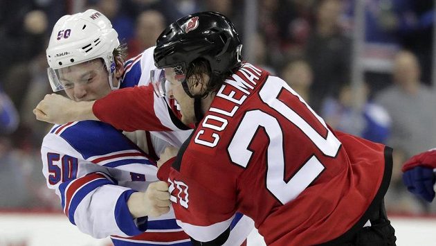Centr New Yorku Rangers Lias Andersson inkasuje ránu od centra New Jersey Blakea Colemana. Centr New Yorku Rangers Lias Andersson inkasuje ránu od centra New Jersey Blakea Colemana.
