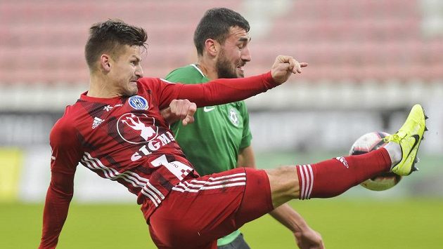 Václav Pilař (vlevo) z Olomouce v souboji s Karlem Soldátem z Příbrami. Václav Pilař (vlevo) z Olomouce v souboji s Karlem Soldátem z Příbrami.