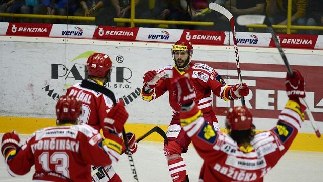 Erik Hrňa (čelem) slaví vedoucí gól na litvínovském ledě. Erik Hrňa (čelem) slaví vedoucí gól na litvínovském ledě.