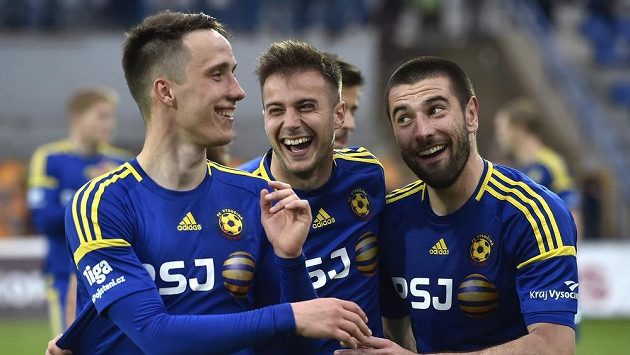 Zleva Davis Ikaunieks, Marin Popovič a Jani Urdinov z Jihlavy se radují z udržení v první lize. Zleva Davis Ikaunieks, Marin Popovič a Jani Urdinov z Jihlavy se radují z udržení v první lize.