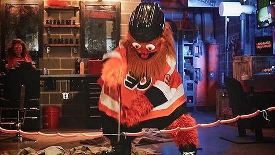 Frustrovaní fanoušci hokejistů Philadelphie Flyers mají nově na stadionu speciální prostor, kde si mohou vybít vztek. Maskot Gritty demonstroval Frustrovaní fanoušci hokejistů Philadelphie Flyers mají nově na stadionu speciální prostor, kde si mohou vybít vztek. Maskot Gritty demonstroval