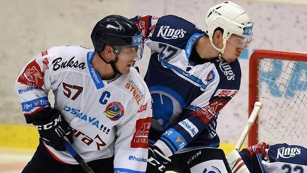 Vítkovický kapitán Rostislav Olesz (vpředu) v utkání s Plzní. Vítkovický kapitán Rostislav Olesz (vpředu) v utkání s Plzní.