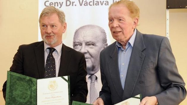 Rozhlasový komentátor Karel Malina (vpravo) při přebírání Ceny dr. Václava Jíry. Vlevo na snímku z dubna 2011 trenér Ivan Kopecký. Rozhlasový komentátor Karel Malina (vpravo) při přebírání Ceny dr. Václava Jíry. Vlevo na snímku z dubna 2011 trenér Ivan Kopecký.